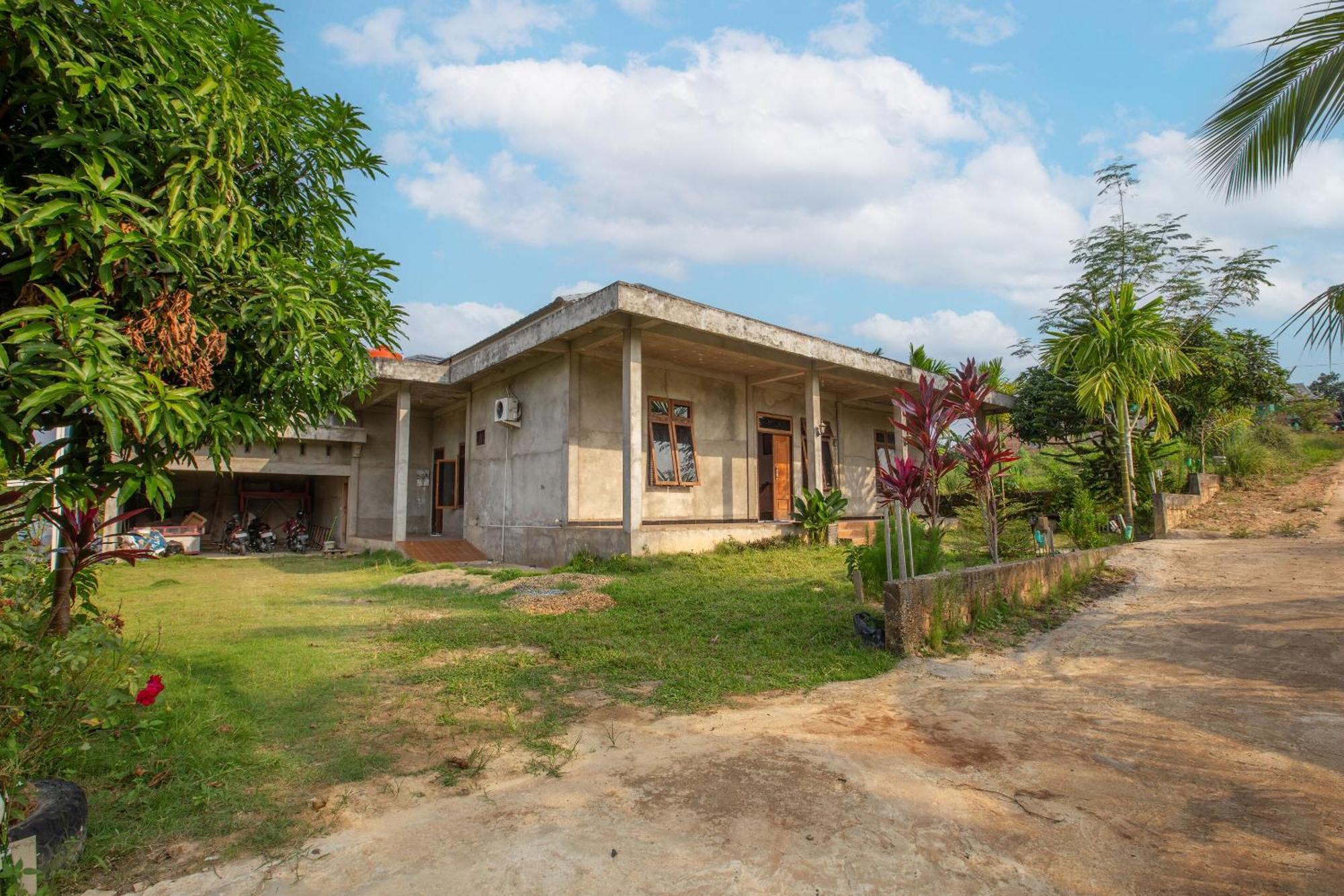 Oyo 92587 Homestay Romauli Kampung Radja Jambi Εξωτερικό φωτογραφία