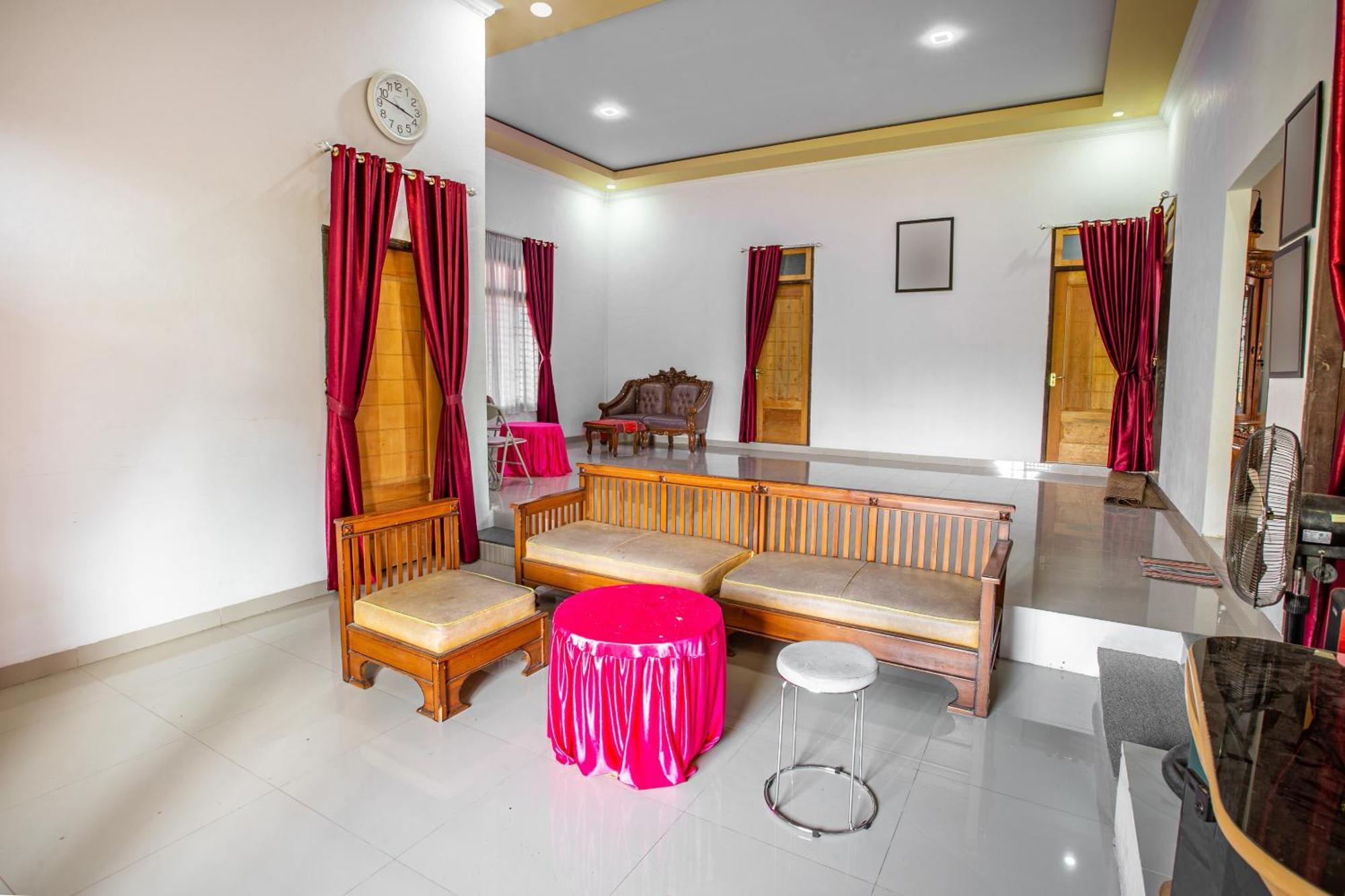 Oyo 92587 Homestay Romauli Kampung Radja Jambi Εξωτερικό φωτογραφία