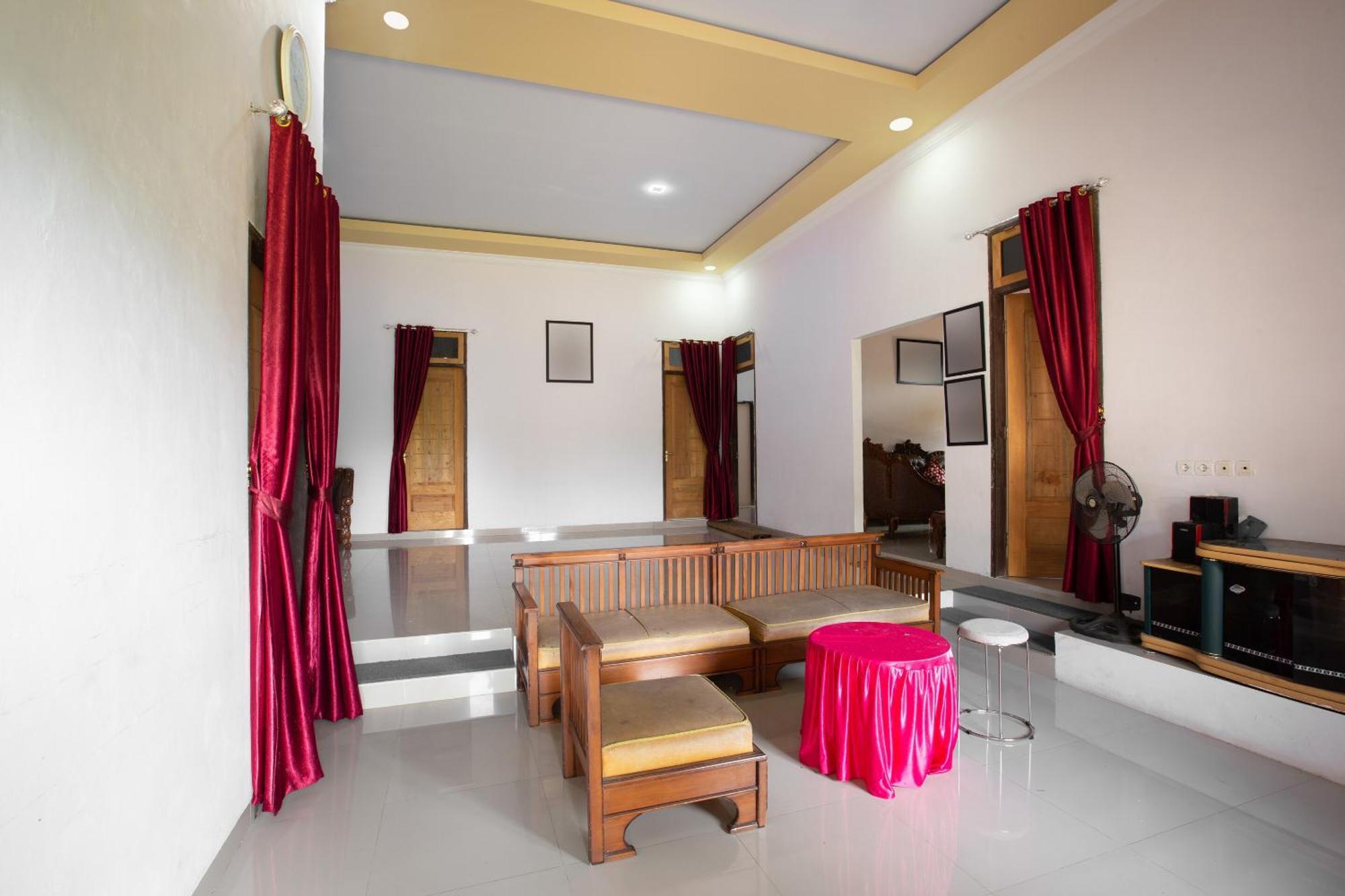 Oyo 92587 Homestay Romauli Kampung Radja Jambi Εξωτερικό φωτογραφία